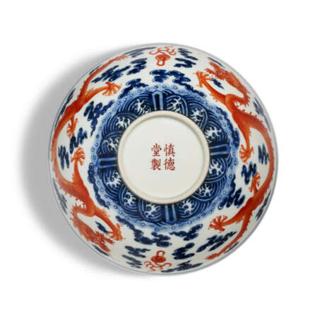 AN IRON-RED AND BLUE AND WHITE `DRAGON’ BOWL - фото 3