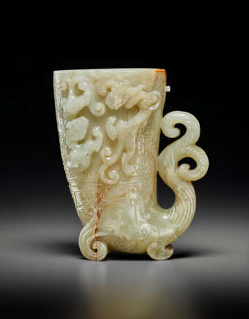A FINELY CARVED PALE GREYISH-WHITE JADE RHYTON, GONG - Foto 1
