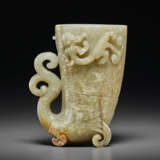 A FINELY CARVED PALE GREYISH-WHITE JADE RHYTON, GONG - Foto 2