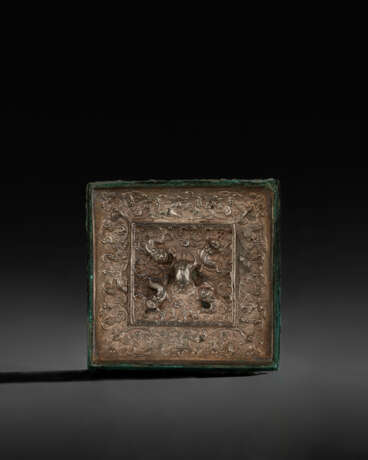 A SMALL SQUARE SILVER-BACKED BRONZE `LION AND GRAPEVINE’ MIRROR - Foto 1