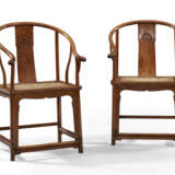 A PAIR OF HUANGHUALI HORSESHOE-BACK ARMCHAIRS - фото 2