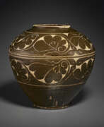 Céramique de Cizhou. A CARVED CIZHOU BLACK-GLAZED JAR