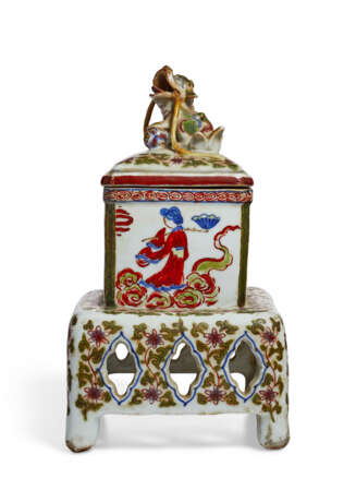 A RARE WUCAI SQUARE CENSER AND COVER - фото 2