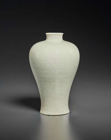 A SMALL WHITE-GLAZED CARVED SOFT-PASTE VASE, MEIPING - фото 2