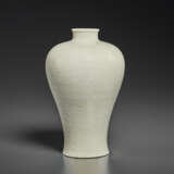A SMALL WHITE-GLAZED CARVED SOFT-PASTE VASE, MEIPING - фото 2