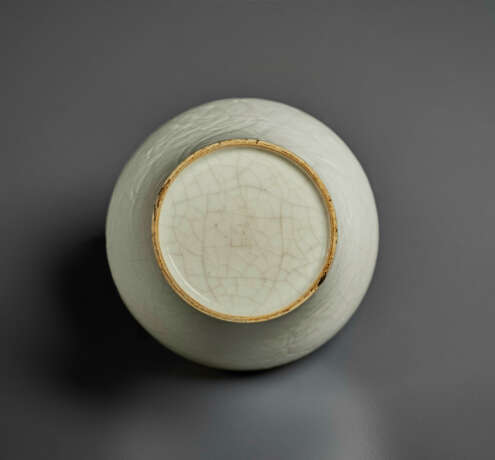 A SMALL WHITE-GLAZED CARVED SOFT-PASTE VASE, MEIPING - Foto 3