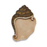 A UNUSUAL SMALL ENAMELED CONCH-FORM PALETTE - фото 1