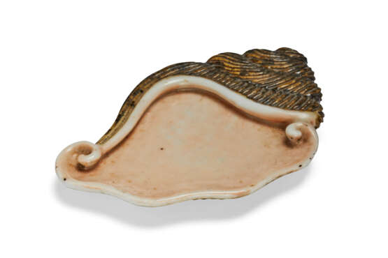 A UNUSUAL SMALL ENAMELED CONCH-FORM PALETTE - Foto 2