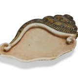 A UNUSUAL SMALL ENAMELED CONCH-FORM PALETTE - фото 2
