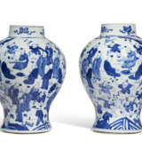 A RARE PAIR OF BLUE AND WHITE `HUNDRED BOYS` JARS - фото 1