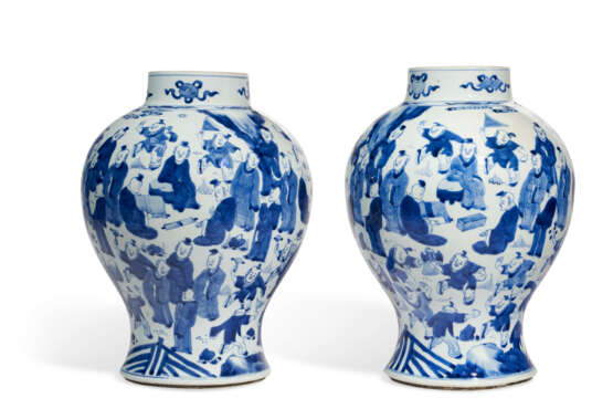 A RARE PAIR OF BLUE AND WHITE `HUNDRED BOYS` JARS - Foto 2