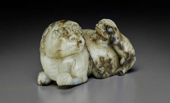 A PALE AND DARK GREY JADE CARVING OF A LION WITH CUB - photo 1