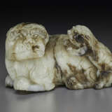 A PALE AND DARK GREY JADE CARVING OF A LION WITH CUB - photo 3