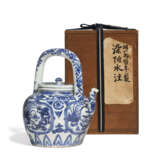 A RARE BLUE AND WHITE `DRAGON AND PHOENIX’ EWER AND COVER - Foto 9