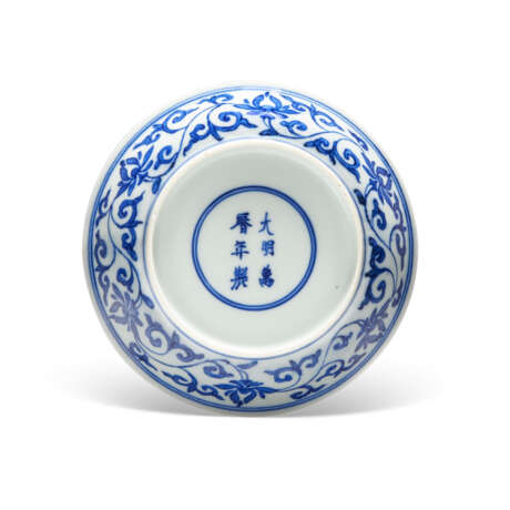 A BLUE AND WHITE `LOTUS’ DISH - photo 2