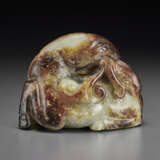 A MOTTLED RUSSET AND GREY JADE FIGURE OF A RAM - фото 2