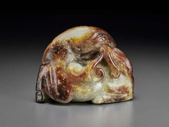 A MOTTLED RUSSET AND GREY JADE FIGURE OF A RAM - Foto 2