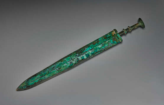 A RARE GOLD AND TURQUOISE-INLAID BRONZE SWORD - Foto 3
