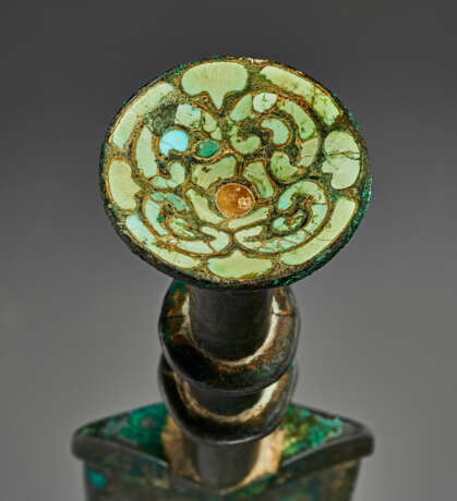 A RARE GOLD AND TURQUOISE-INLAID BRONZE SWORD - photo 4