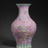 A FAMILLE ROSE PINK-GROUND `EIGHT EMBLEMS` VASE - Foto 1