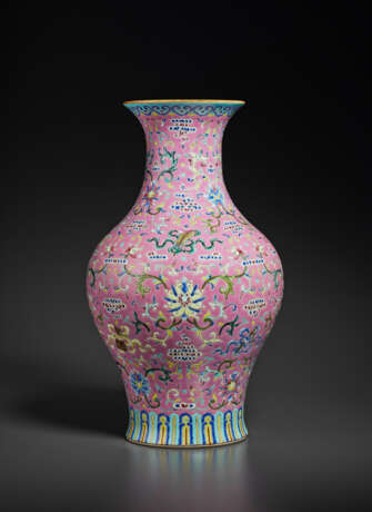 A FAMILLE ROSE PINK-GROUND `EIGHT EMBLEMS` VASE - photo 2