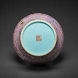 A FAMILLE ROSE PINK-GROUND `EIGHT EMBLEMS` VASE - Foto 3