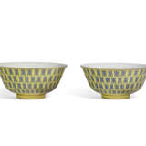 A PAIR OF YELLOW-GROUND `SHOU’ BOWLS - Foto 1