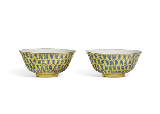 A PAIR OF YELLOW-GROUND `SHOU’ BOWLS - фото 1