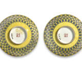 A PAIR OF YELLOW-GROUND `SHOU’ BOWLS - Foto 3