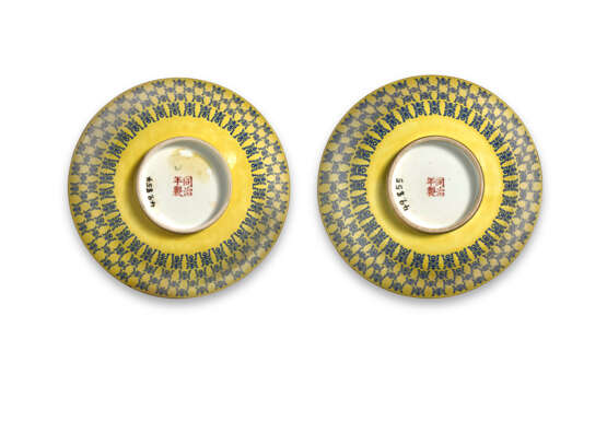 A PAIR OF YELLOW-GROUND `SHOU’ BOWLS - фото 3