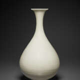A DING-TYPE PEAR-SHAPED VASE, YUHUCHUNPING - Foto 2