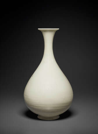 A DING-TYPE PEAR-SHAPED VASE, YUHUCHUNPING - Foto 2