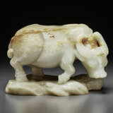 A WELL-CARVED GREYISH-WHITE JADE WATER BUFFALO-FORM WATERPOT - фото 3
