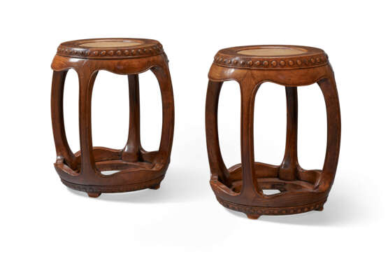 A VERY RARE PAIR OF HUANGHUALI DRUM STOOLS - Foto 2