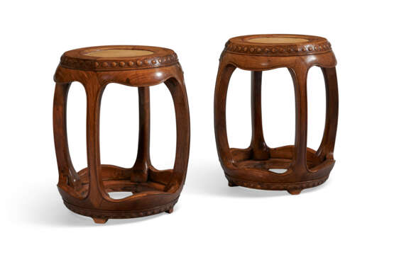 A VERY RARE PAIR OF HUANGHUALI DRUM STOOLS - Foto 3