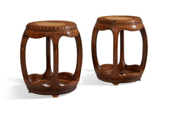 A VERY RARE PAIR OF HUANGHUALI DRUM STOOLS - Foto 4