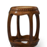 A VERY RARE PAIR OF HUANGHUALI DRUM STOOLS - Foto 5