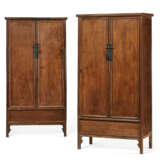 A PAIR OF HUANGHUALI SLOPING STYLE CABINETS - Foto 1