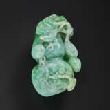 A SMALL GREEN JADEITE `DOUBLE-GOURD AND PRAYING MANTIS’ PENDANT - Foto 1