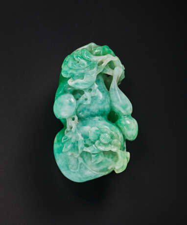 A SMALL GREEN JADEITE `DOUBLE-GOURD AND PRAYING MANTIS’ PENDANT - фото 1