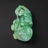 A SMALL GREEN JADEITE `DOUBLE-GOURD AND PRAYING MANTIS’ PENDANT - фото 2