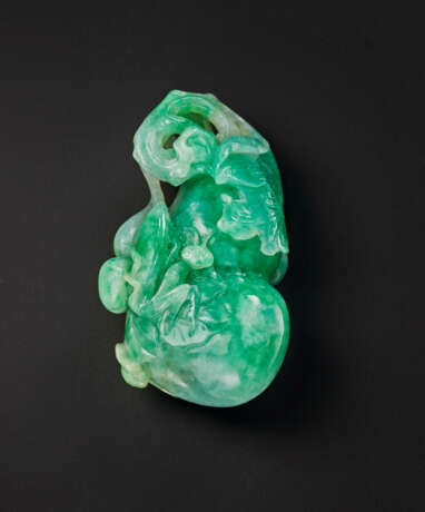A SMALL GREEN JADEITE `DOUBLE-GOURD AND PRAYING MANTIS’ PENDANT - photo 2