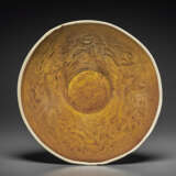 A VERY RARE MOLDED DING-TYPE GOLDEN-BROWN-GLAZED BOWL - фото 2