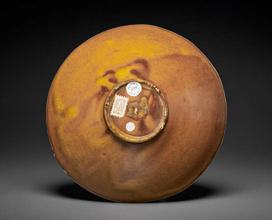 A VERY RARE MOLDED DING-TYPE GOLDEN-BROWN-GLAZED BOWL - Foto 3