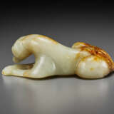 A PALE GREY AND MOTTLED RUSSET JADE FIGURE OF A RECUMBENT HOUND - фото 2