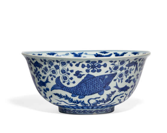 A VERY RARE LARGE BLUE AND WHITE `FISH’ BOWL - фото 4