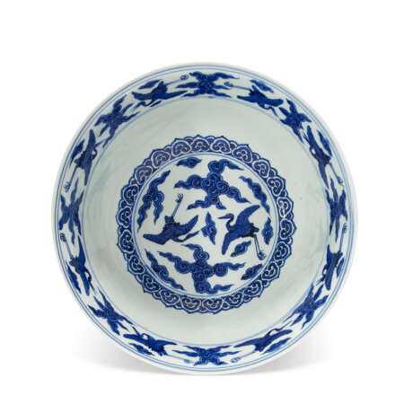 A VERY RARE LARGE BLUE AND WHITE `FISH’ BOWL - photo 7
