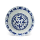 A VERY RARE LARGE BLUE AND WHITE `FISH’ BOWL - фото 9