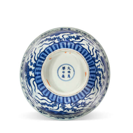 A VERY RARE LARGE BLUE AND WHITE `FISH’ BOWL - Foto 10