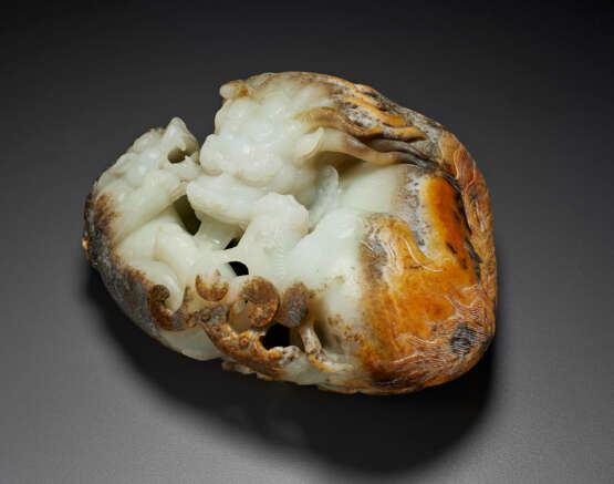 A WHITE, BLACK AND RUSSET JADE CARVING OF A MYTHICAL BEAST AND CUB - фото 1
